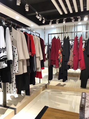 揭秘深圳品牌服裝庫存尾貨批發市場 高清細節圖直擊實況